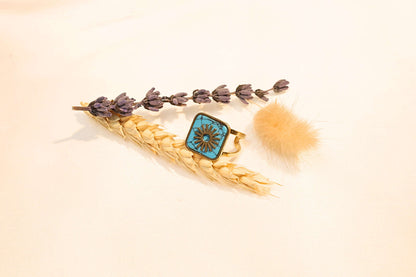 Luxurious natural stone ring, standing out with its fine details