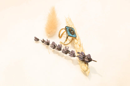 Minimalist gold ring, with a modern and stylish design