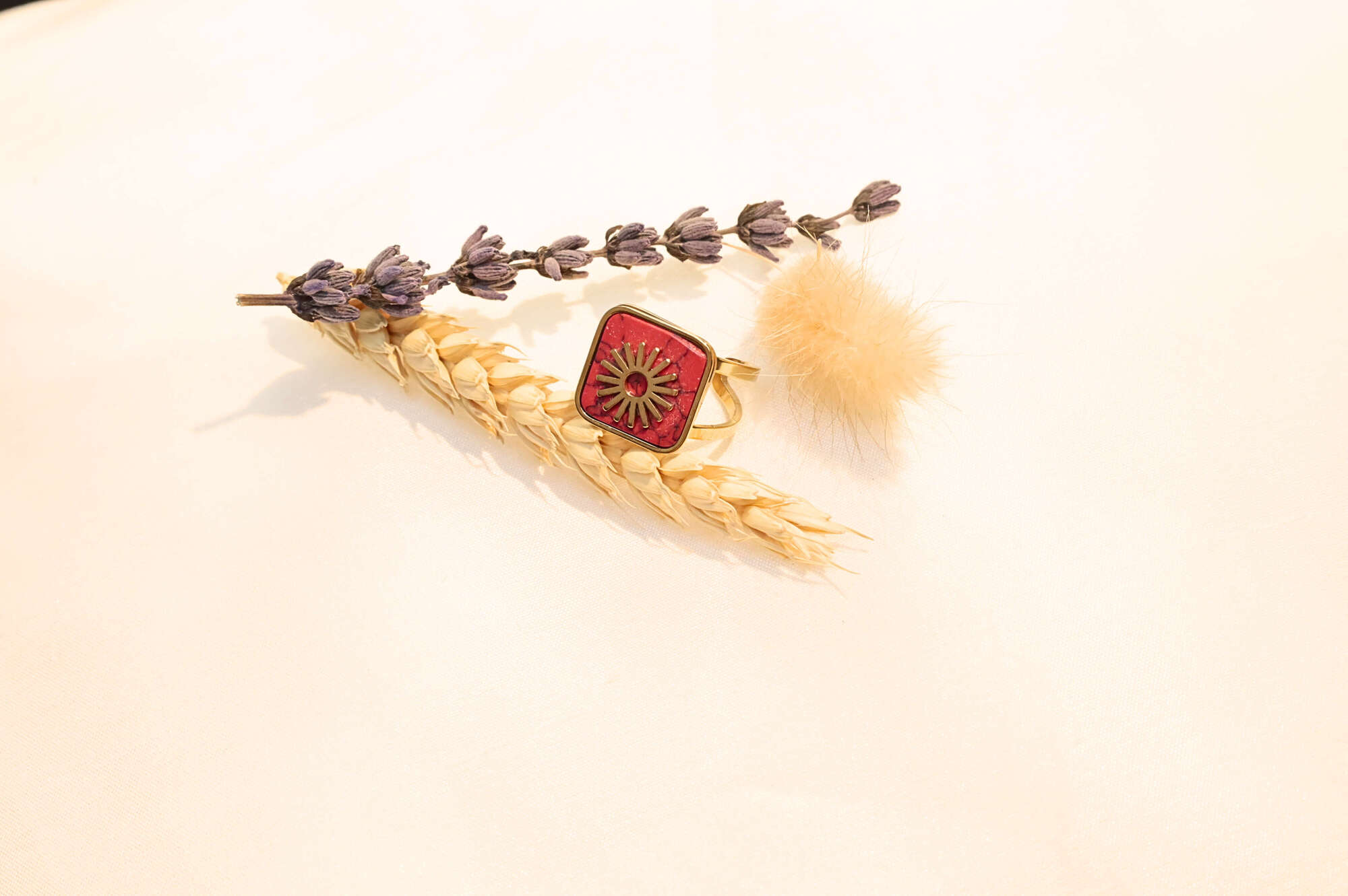 Elegant gold-plated ring, featuring the stunning details of natural stone