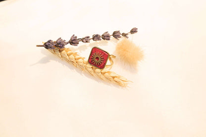 Elegant gold-plated ring, featuring the stunning details of natural stone