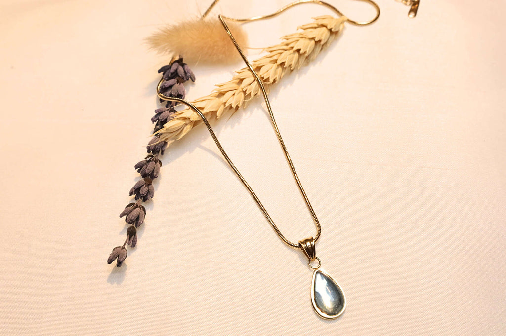 Gold-plated, nickel-free elegant necklace, hypoallergenic.
