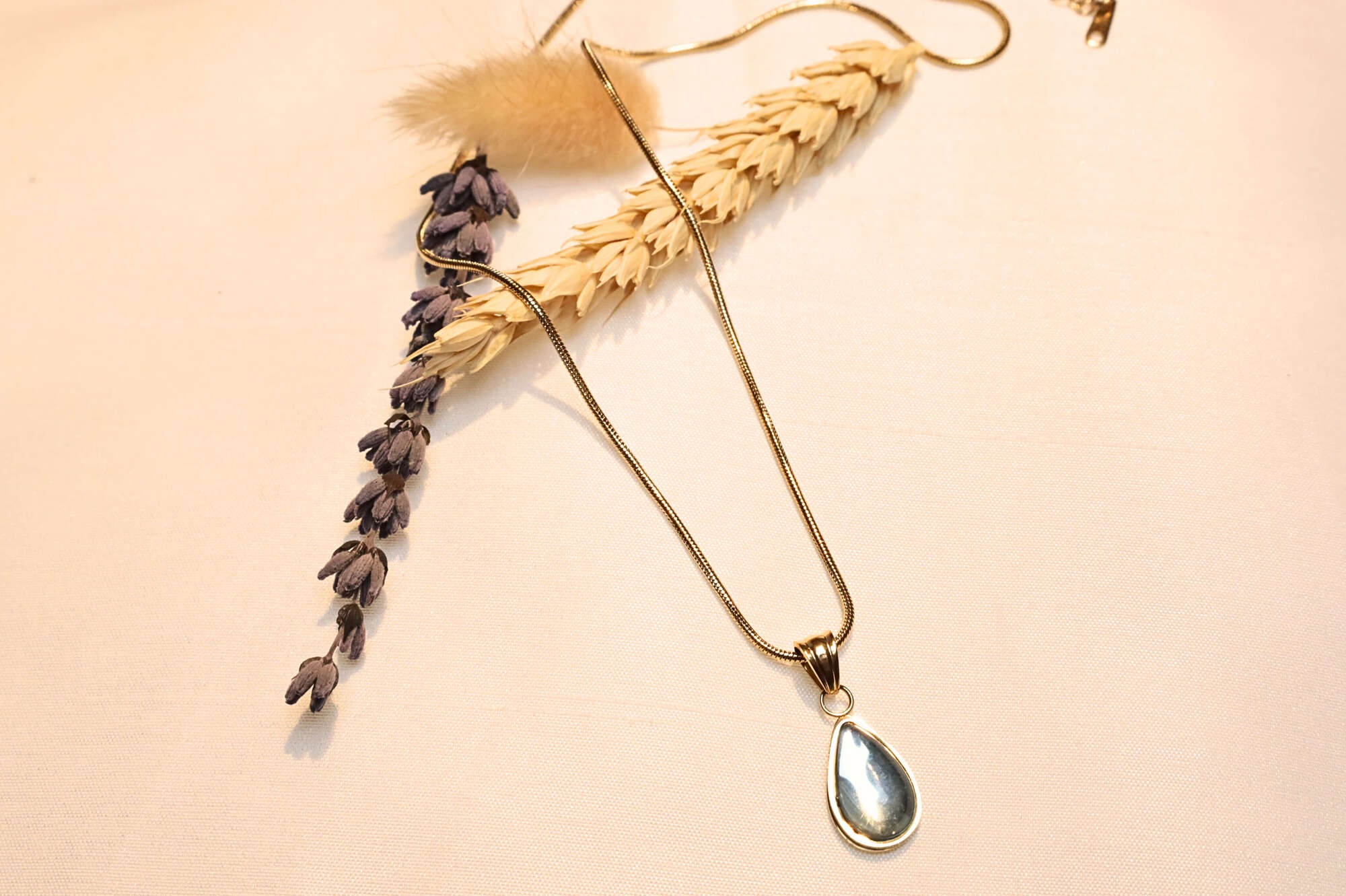 Gold-plated, nickel-free elegant necklace, hypoallergenic.