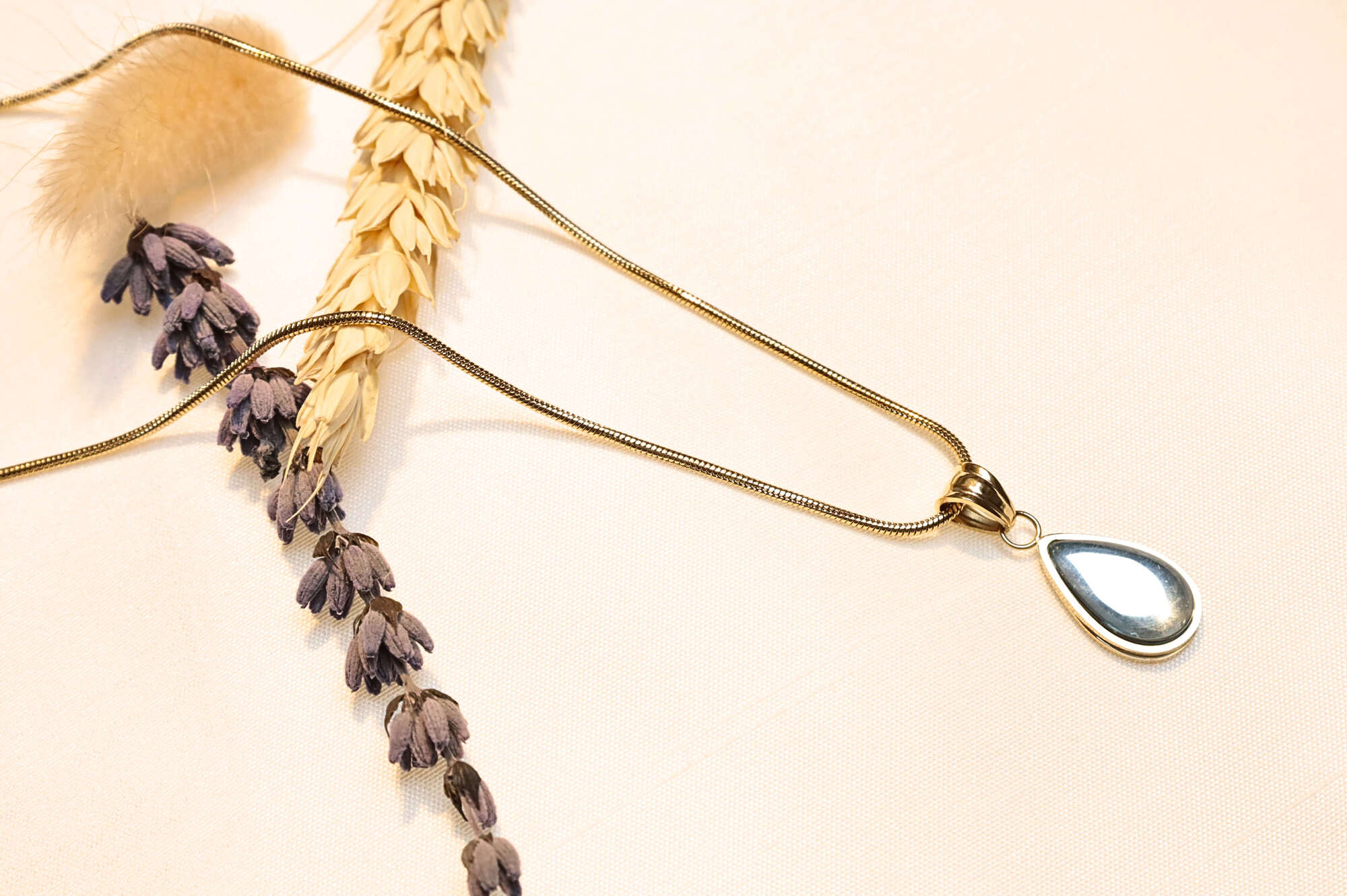 Handmade women’s necklace, perfect for daily and special occasions.