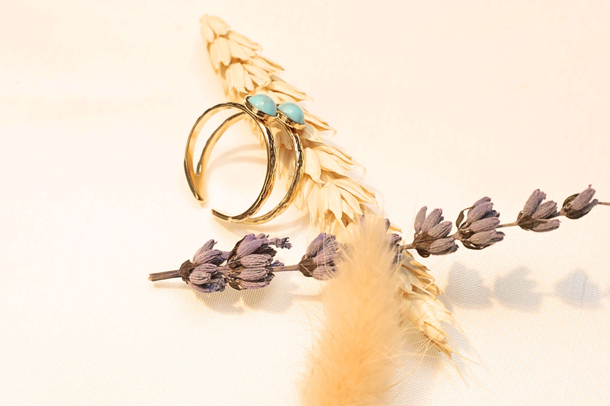 Adjustable minimalist ring, offering a modern and sophisticated touch