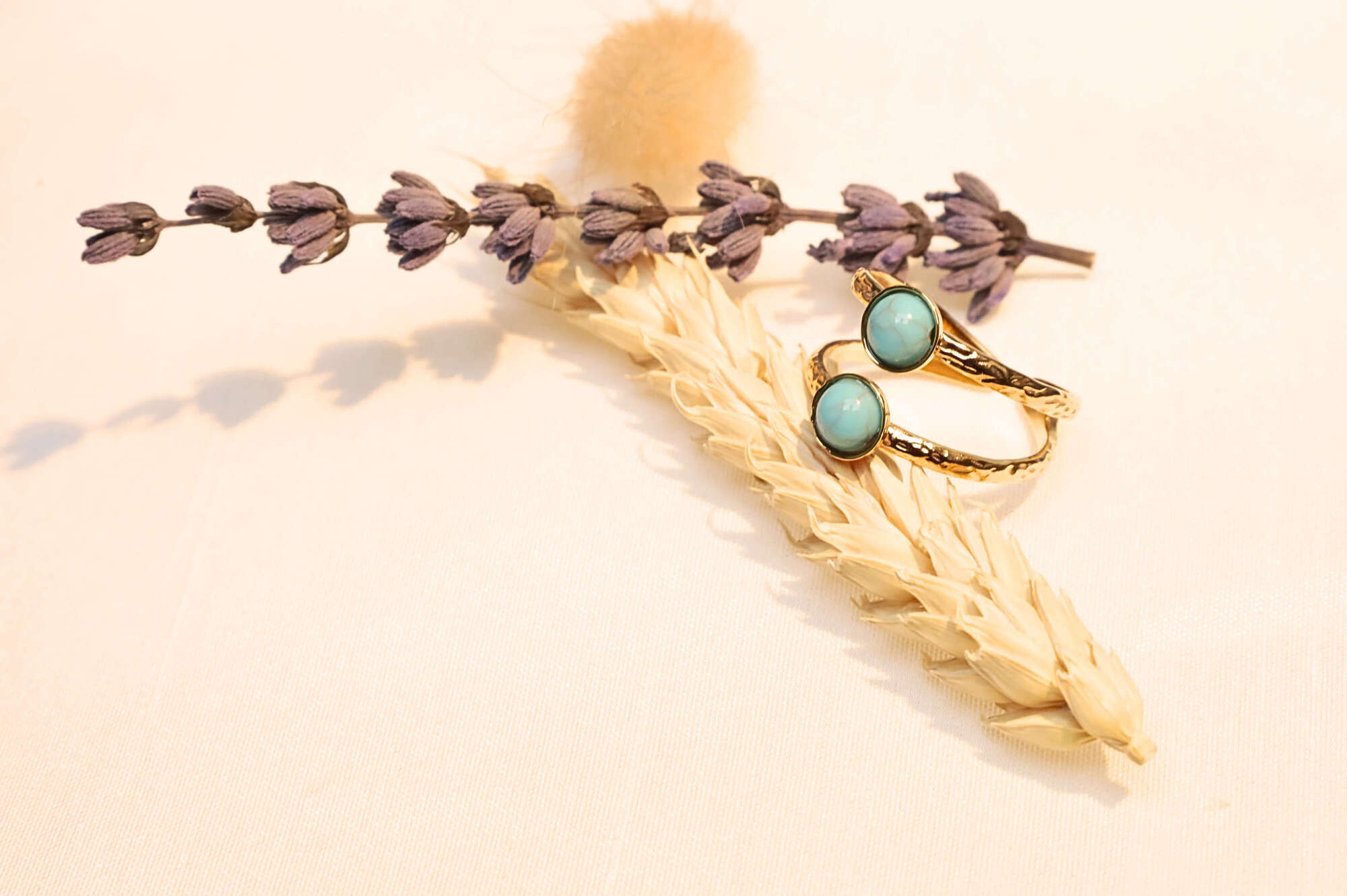 Modern and stylish ring, with a radiant gold-plated finish