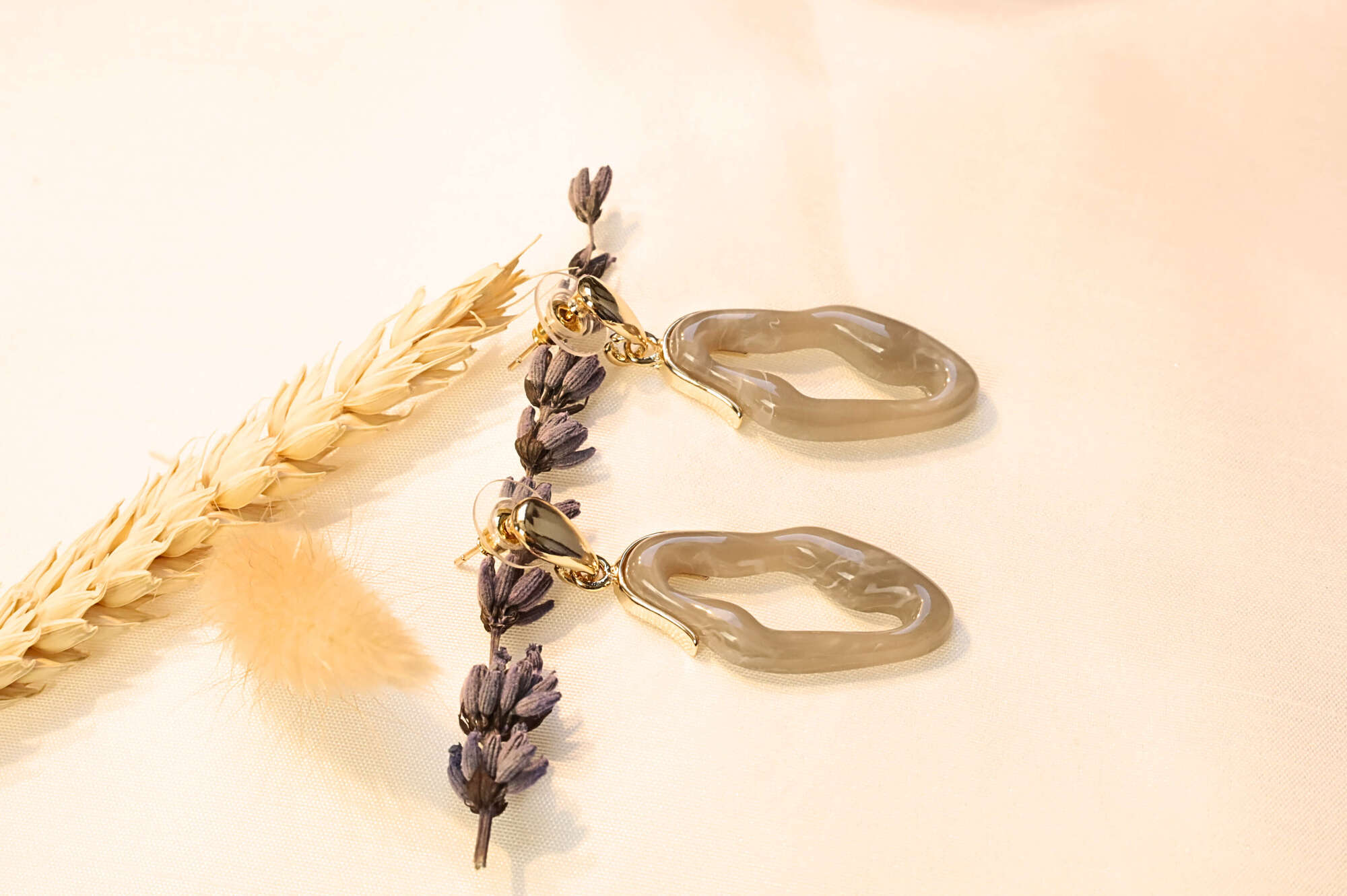 Elegant seashell-inspired earrings with a gold-tone finish, available in pearl white, black, and turquoise for a timeless look.