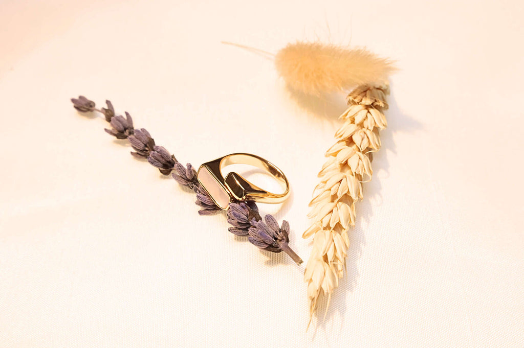 Elegant gold-plated ring with white stone shot
