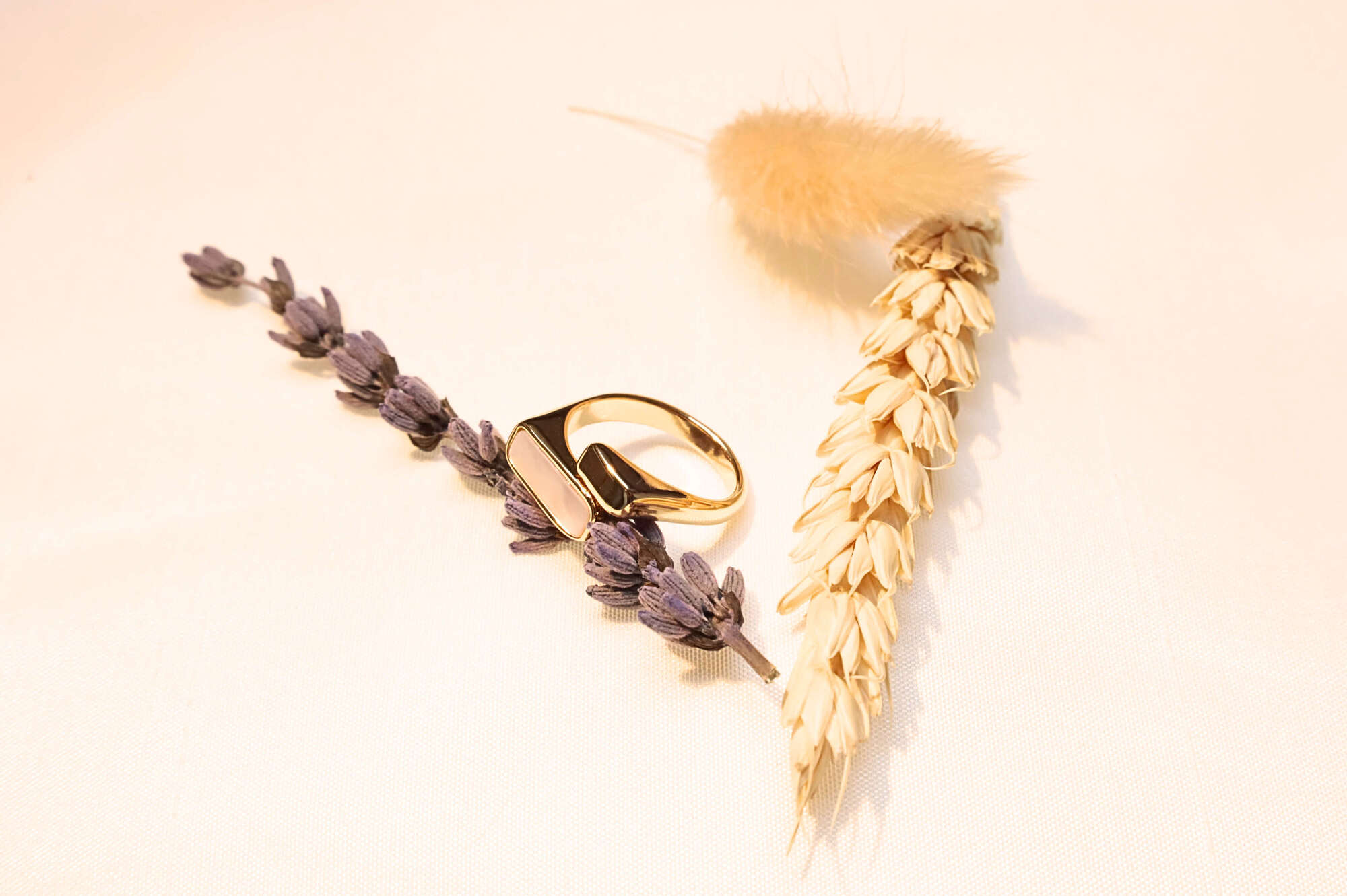 Elegant gold-plated ring with white stone shot